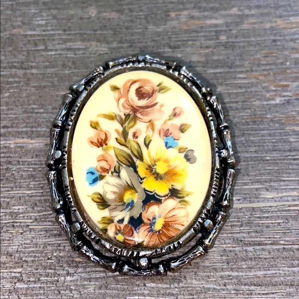 Vintage 80s Floral Roses Acrylic Broach